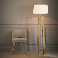 Maisons Du Monde Lampadaires Lampadaire Trépied En Chêne Et Abat-jour Blanc H160 -Luminaires Bord de mer Soldes lampadaire trepied en chene et abat jour blanc h160 1000 0 16 174471 5